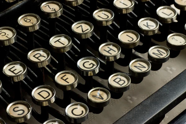 Античная пишущая машинка — стоковое фото