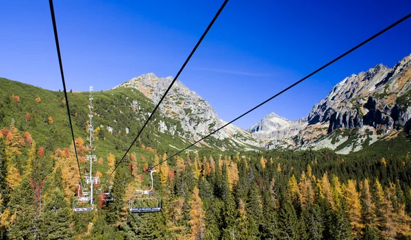 Berg chairlift — Stockfoto