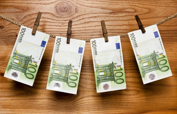 Euro hängen an alter Wäscheklammer — Stockfoto