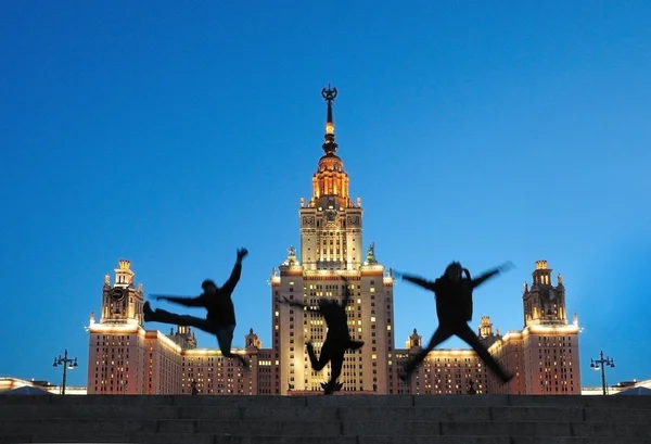 Прыгающие подростки возле МГУ — стоковое фото