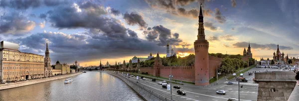 Moskou. uitzicht vanaf de brug naar het kremlin — Stockfoto