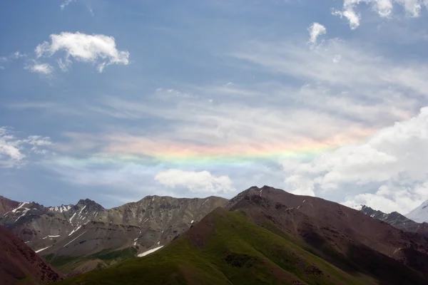 Regenboog in pamir bergen — Stockfoto