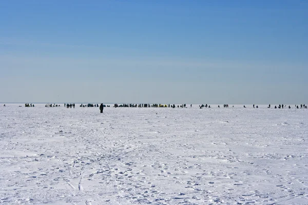 在冰上捕鱼者 — 图库照片
