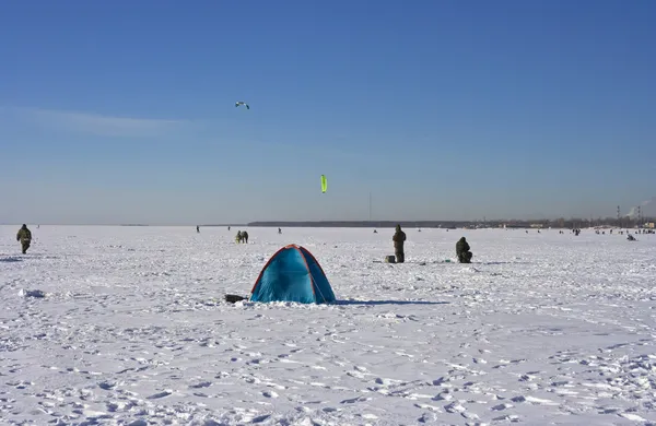 Fishers and kiters on ice — Stock Photo, Image