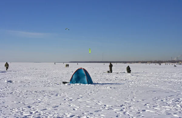 Fiskare och kiters på is Stockbild