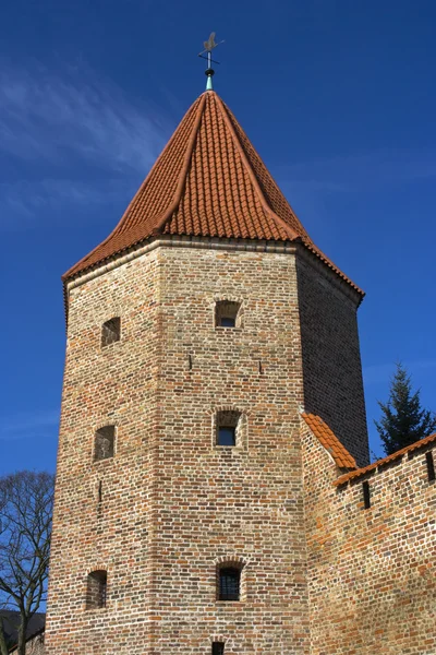 Torre de tijolo da parede da cidade velha — Fotografia de Stock