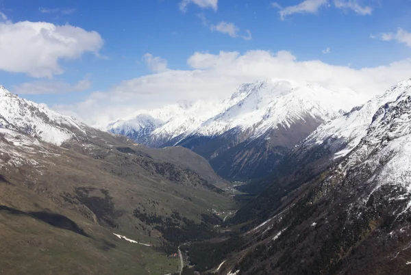 Кавказькі гори навесні — стокове фото