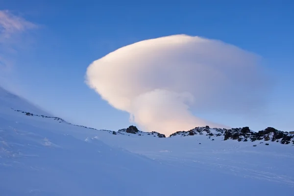 Kaukaz. chmura w górach — Zdjęcie stockowe