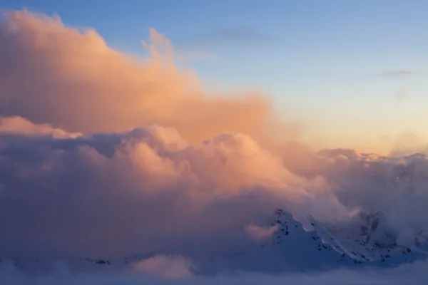 雲山に沈む夕日 — ストック写真