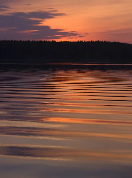 Волны на озере на закате Стоковое Изображение