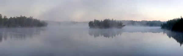 Brouillard matinal sur le lac forestier — Photo