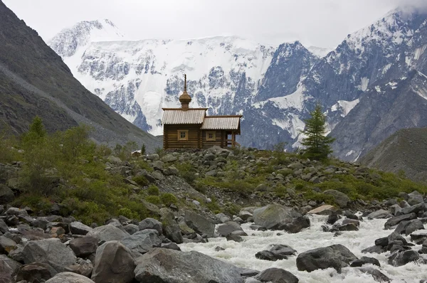 Православная часовня в горах Алтая — стоковое фото