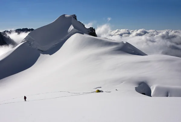Növekvő a csúcstalálkozó, Altáj-hegység알타이 산맥 정상에 오름차순 — 스톡 사진