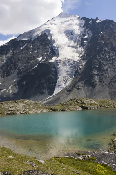 ภูเขาและทะเลสาบ — ภาพถ่ายสต็อก