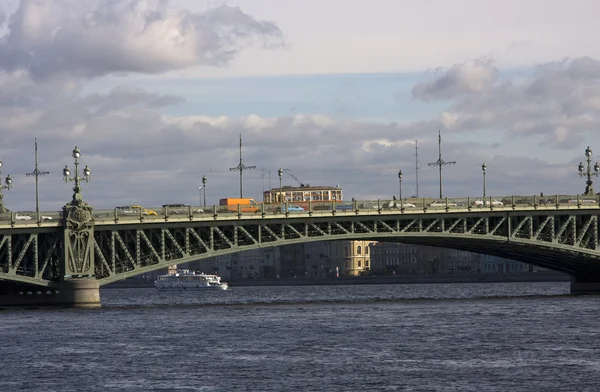 Tram historique sur le pont Troitskiy — Photo