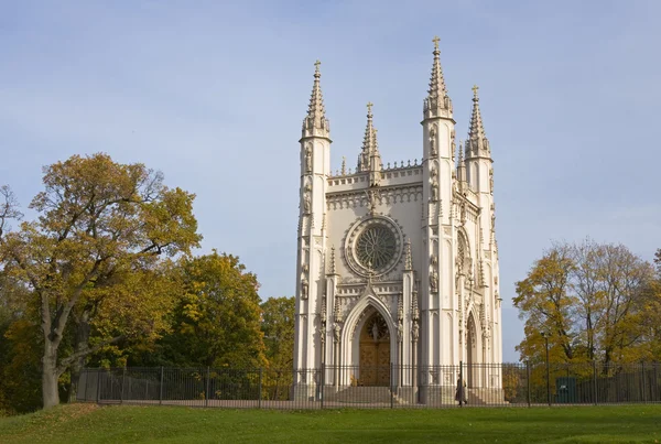 哥特式教堂在亚历山德里亚公园，秋天 — 图库照片