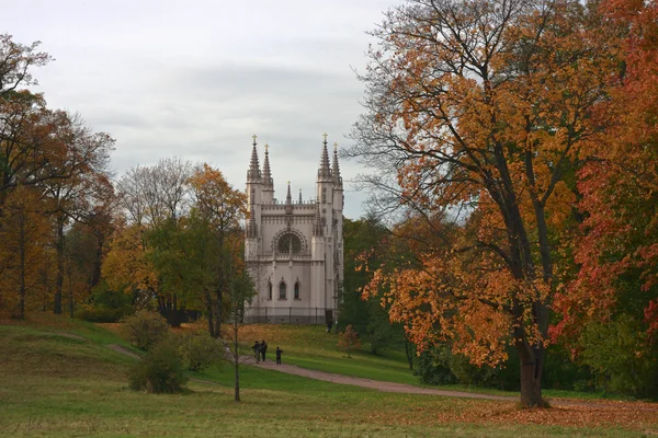 Gotische kapel in herfst park, peterhof — Stockfoto