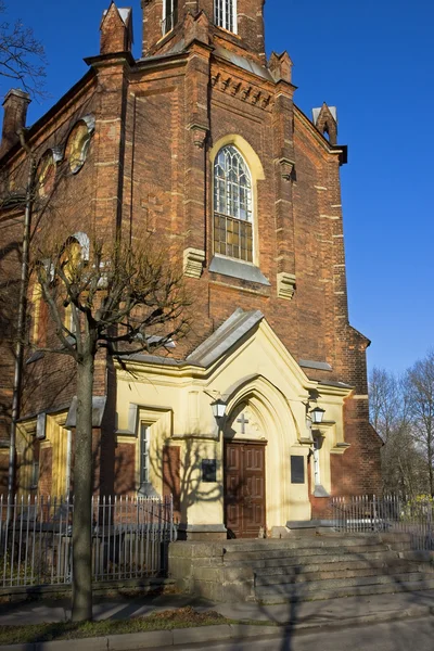Тени на фасаде лютеранской церкви — стоковое фото