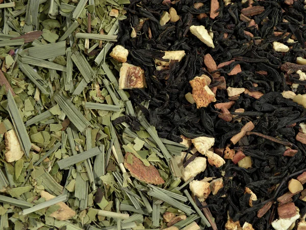 Чорний чай і зелений чай з сухофруктами — стокове фото