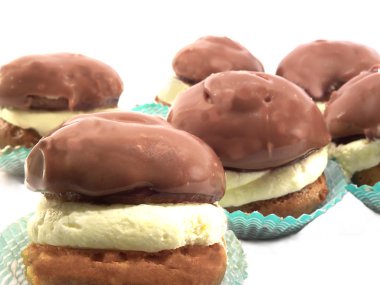 Pasta krema ve çikolata sosu ile