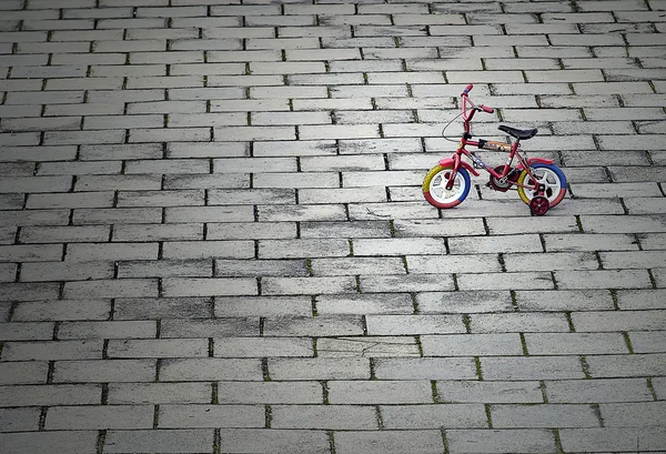Niños bicicleta Fotos De Stock Sin Royalties Gratis