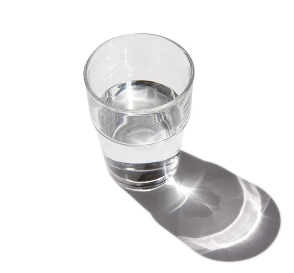 Halbvolles Glas Wasser mit Schatten — Stockfoto