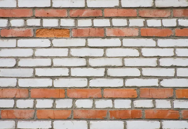 Eski kirli beyaz ve kırmızı tuğla duvar — Stok fotoğraf
