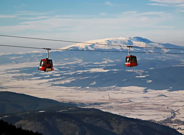 Cable car ski lift over mountain — Stock Photo, Image