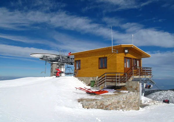 Sedia skilift sulla stazione sciistica alpina — Foto Stock