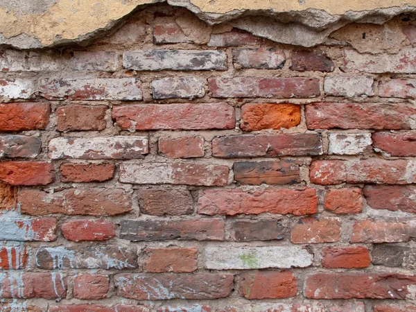 Eski hasarlı tuğla duvar — Stok fotoğraf