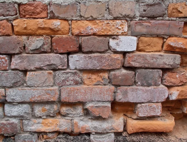 Vieux mur de briques endommagé — Photo