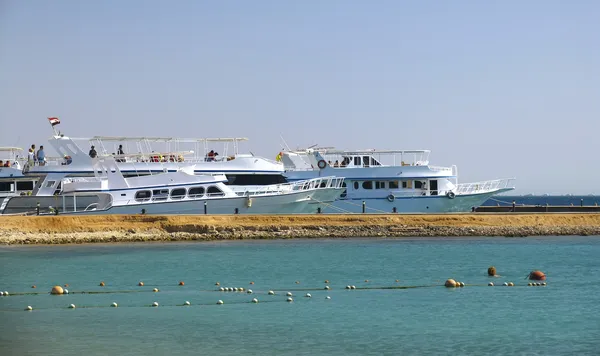 Λευκό σκάφη κοντά στην παραλία της Ερυθράς Θάλασσας — Φωτογραφία Αρχείου