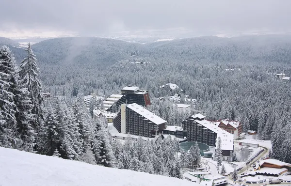 Hotelcomplex over ski resort Bulgarije — Stockfoto