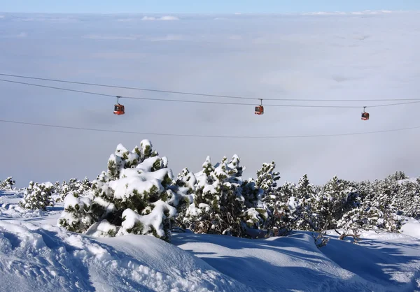 Funivia skilift oltre montagna — Foto Stock