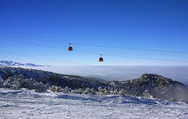 电缆车滑雪缆车在山 — 图库照片