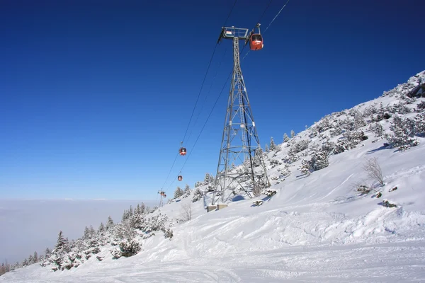 Teleférico remonte sobre montaña — Stok fotoğraf