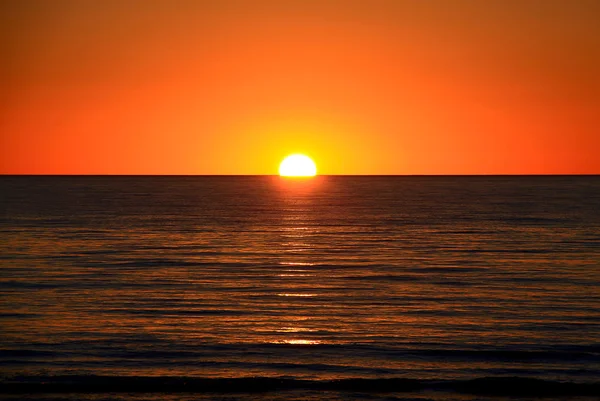 Ondergaande zon over beach, Australië — Stockfoto