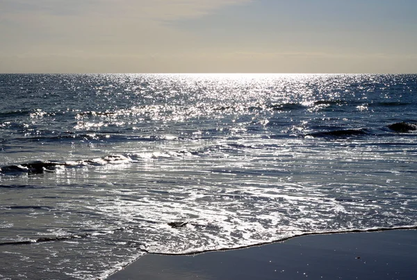 Okyanus üzerinde parlak güneş ışığı — Stok fotoğraf