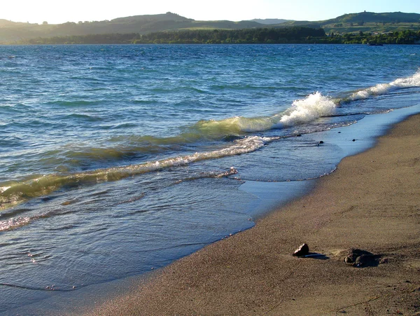 沙质海岸的新西兰陶波湖 — 图库照片