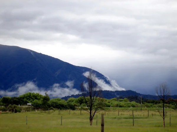 ニュージーランドで曇った山 ストックフォト