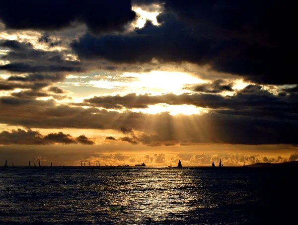 Pôr do sol sobre Barcos e Navios. Havaí — Fotografia de Stock