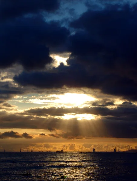 Solnedgång över båtar och fartyg. Hawaii — Stockfoto