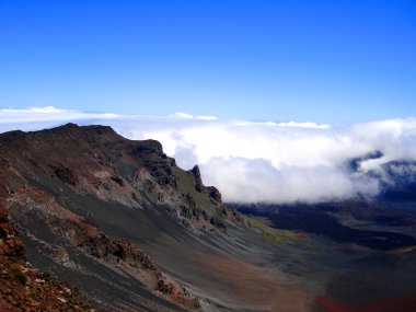 bulutlar Haleakala kraterin içine yuvarlanan