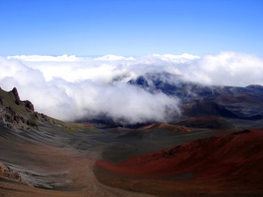 bulutlar Haleakala kraterin içine yuvarlanan