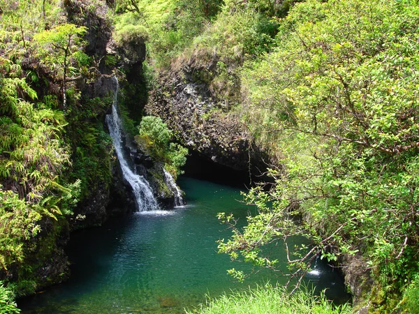 Watervallen. weg naar hana, maui, hawaii — Stockfoto