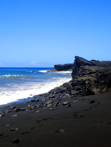 Ślady wzdłuż piaszczystej plaży kaimu czarny — Zdjęcie stockowe