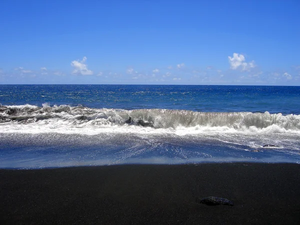 Praia de areia preta de Kaimu, Havaí — Fotografia de Stock