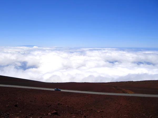 车驾驶夏威夷在云层之上 — 图库照片