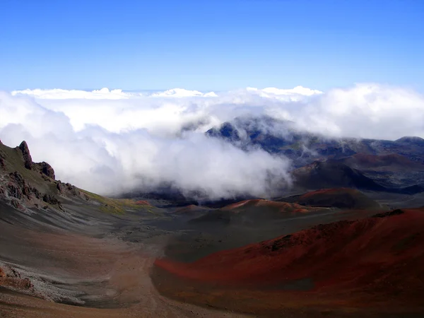乌云滚滚入哈莱阿卡拉火山口 — 图库照片