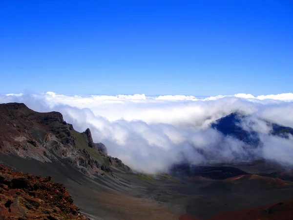 Bulutlar Haleakala kraterin içine yuvarlanan — Stok fotoğraf